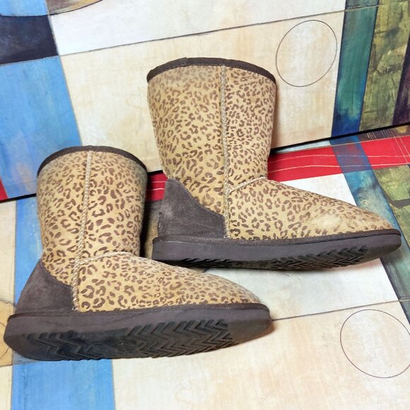 UGG WOMEN'S BOOTS CLASSIC SHORT SHEEPSKIN SHERPA LINED CHEETAH PRINT SIZE 6 - Picture 1 of 6